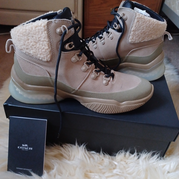 LIKE NEW ,COACH CITYSOLE HIKER - Picture 2 of 11